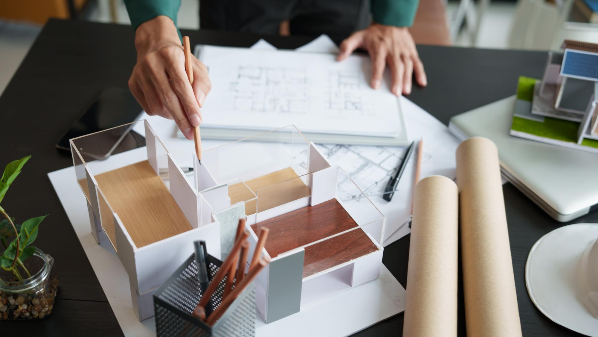 Arquitectura Hombre dibujando en arquitectónico Proyecto creativo