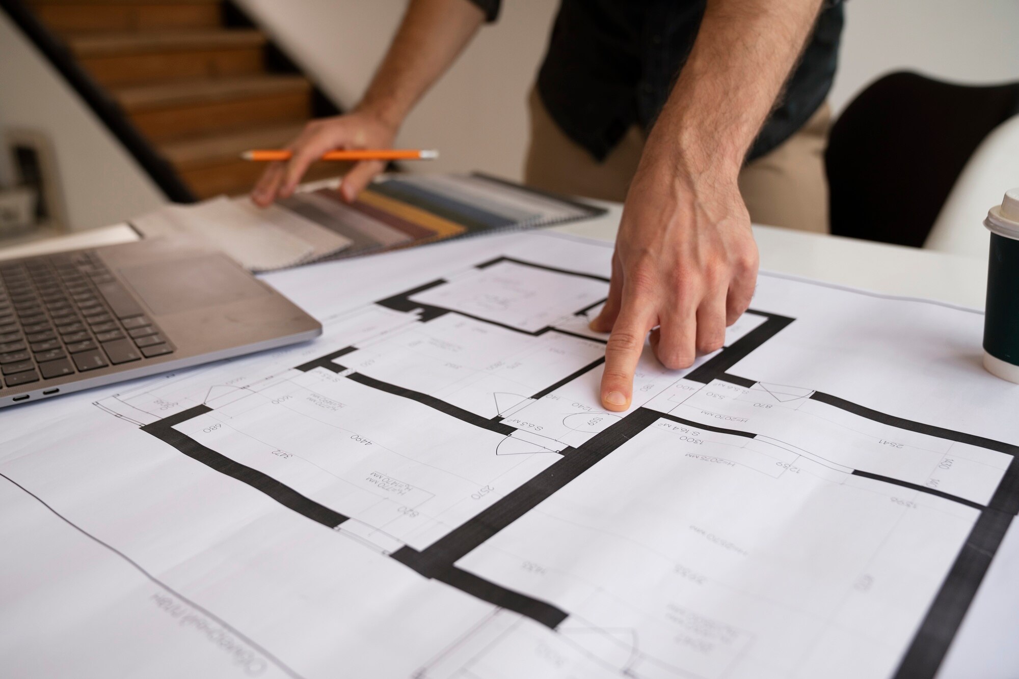 empleado-que-trabaja-vista-lateral-proyecto